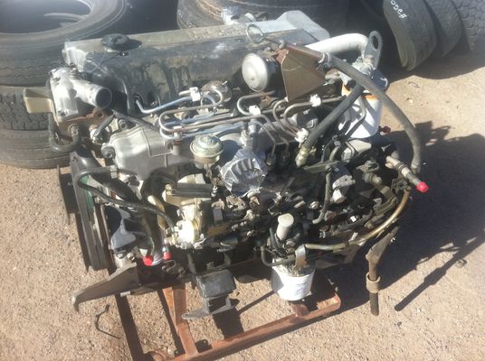 Buen precio Usado 4HE1 motor Isuzu piezas de repuesto 99,2 / 4000 KW (PS) / Rpm Potencia 6 cilindros en línea