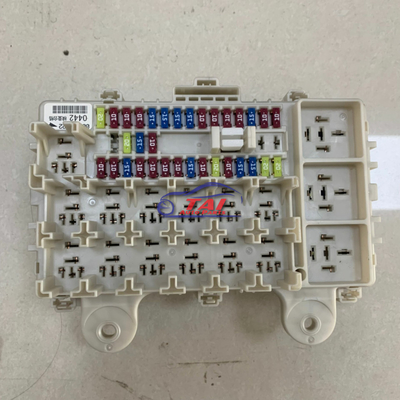 Good price ISUZU 700P utilizó caja auténtica del fusible de las piezas del motor 8-98067619-1 la nueva en línea